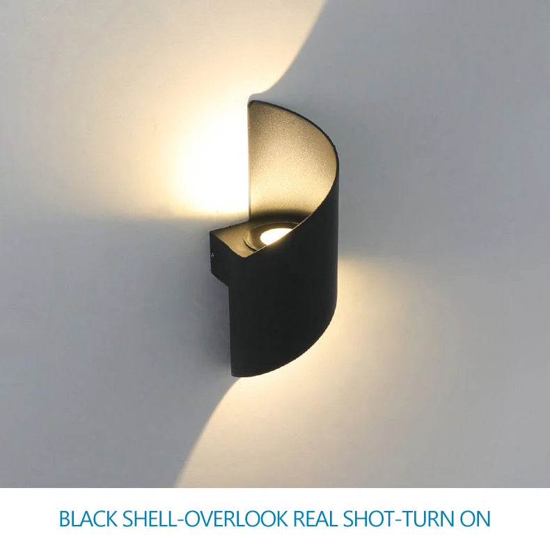 Vägglampa med spiralformad design