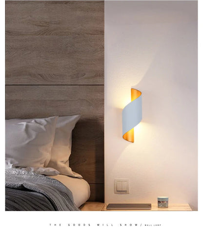 Vägglampa med spiralformad design