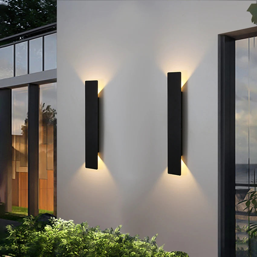 Modern vägglampa med tvåvägsljus