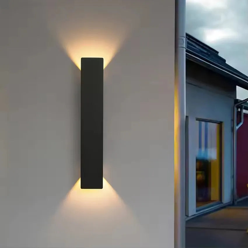 Elegant vägglampa i aluminium