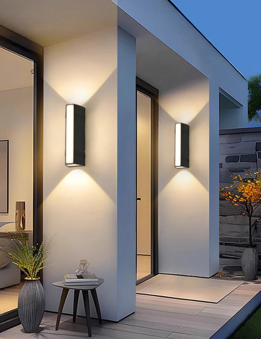 Modern avlång vägglampa i aluminium