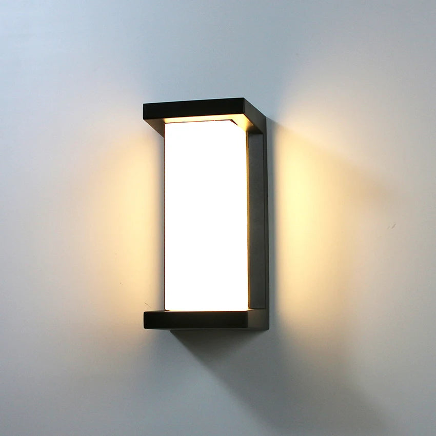 Vägglampa i aluminium med skärm