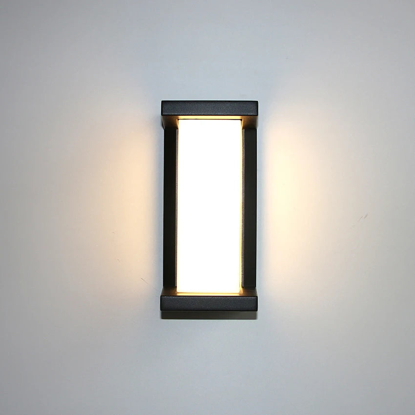 Vägglampa i aluminium med skärm