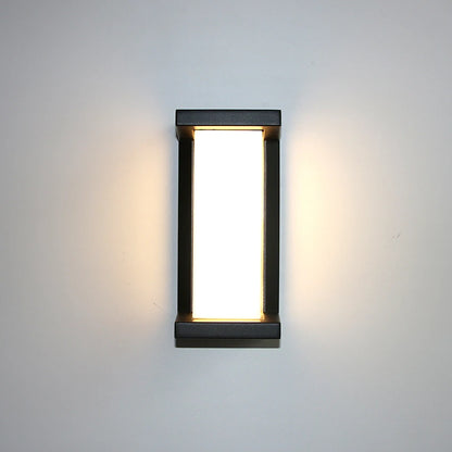 Vägglampa i aluminium med skärm