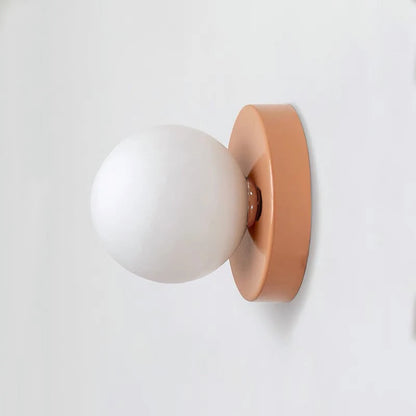 Rund vägglampa i macaronfärger