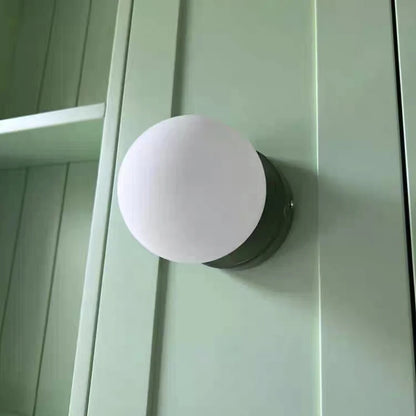 Rund vägglampa i macaronfärger