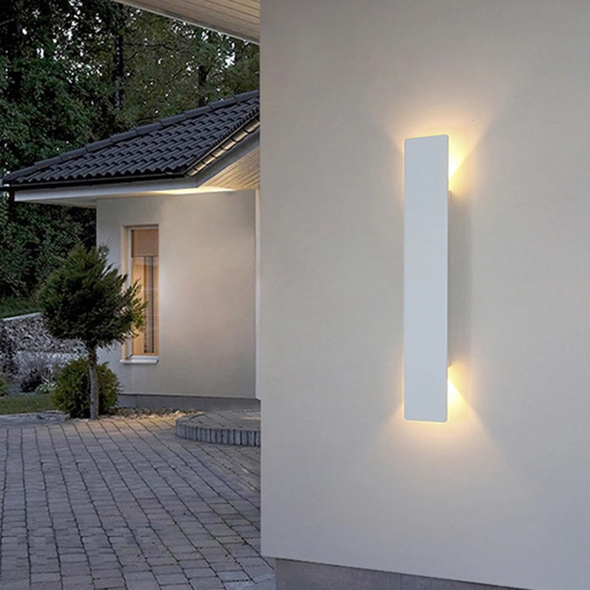 Modern vägglampa med tvåvägsljus
