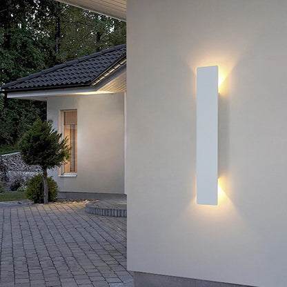 Modern vägglampa med tvåvägsljus