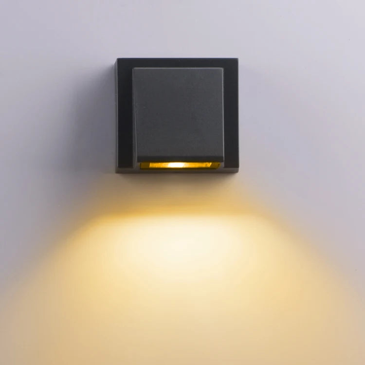 Vägglampa med ljus uppåt och nedåt