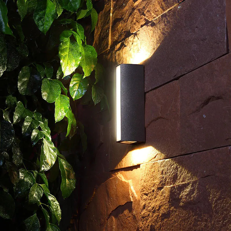 Modern avlång vägglampa i aluminium