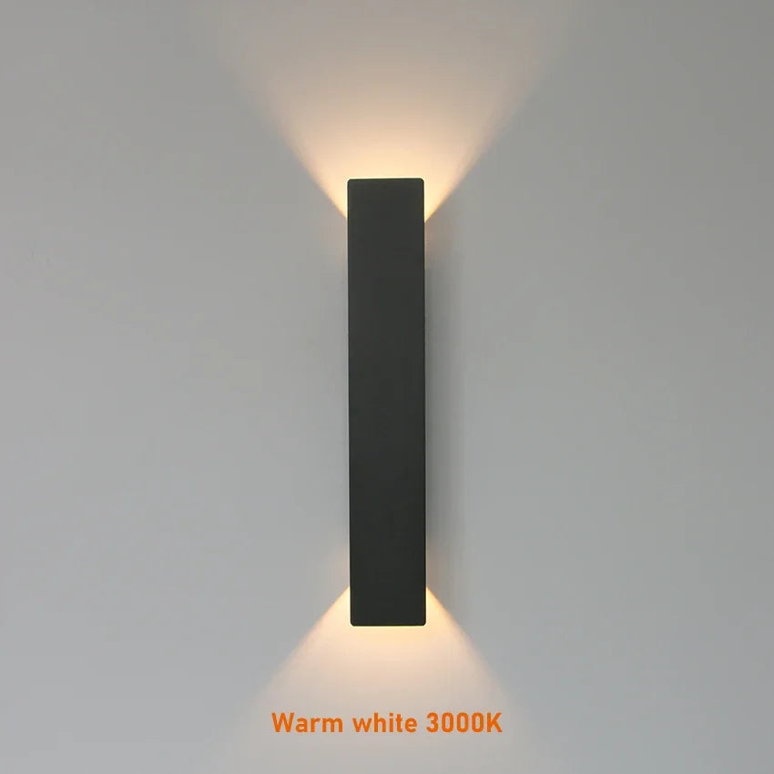 Modern vägglampa med tvåvägsljus