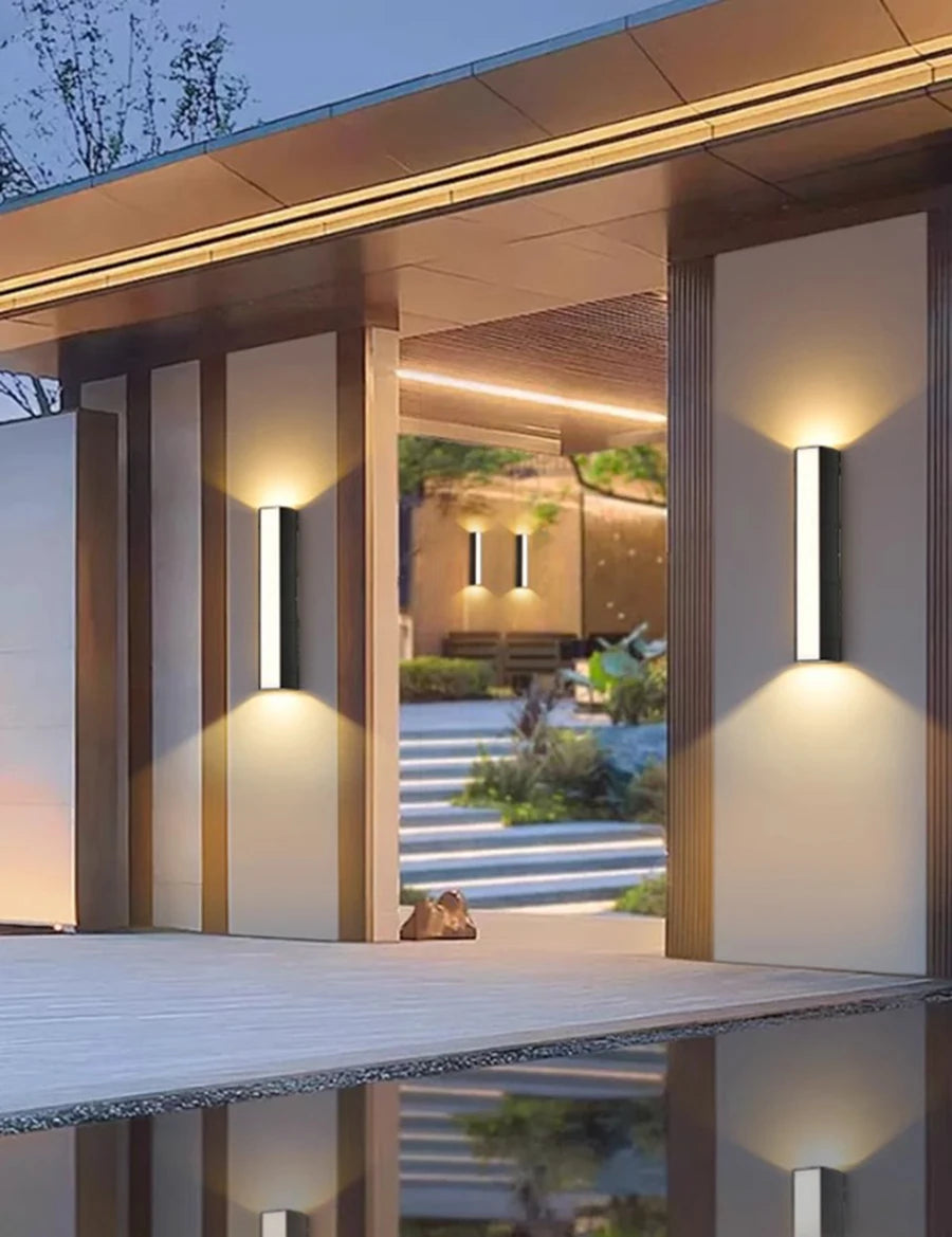 Modern avlång vägglampa i aluminium