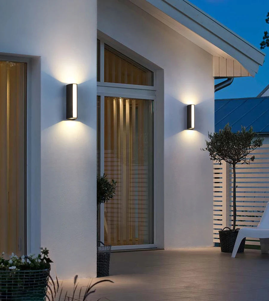 Modern avlång vägglampa i aluminium