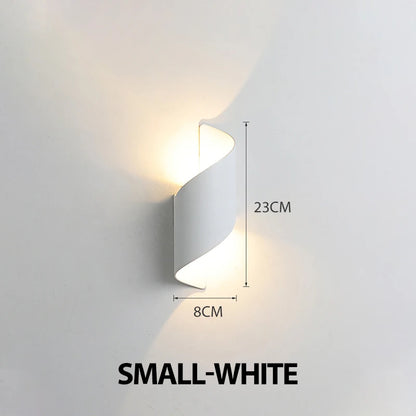 Vägglampa med spiralformad design