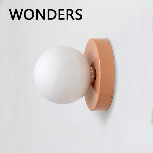 Rund vägglampa i macaronfärger