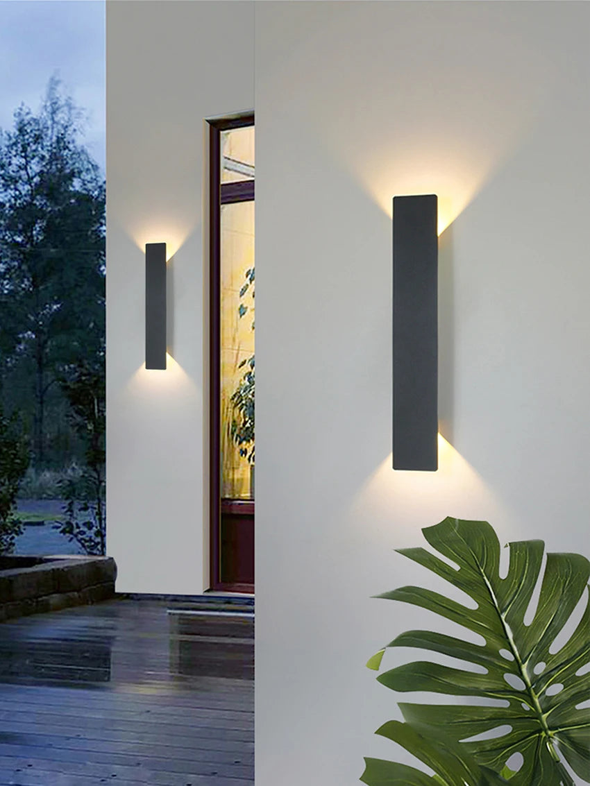 Modern vägglampa med tvåvägsljus