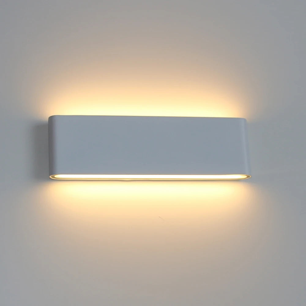 Vägglampa för inne och ute