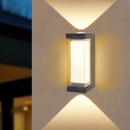 Vägglampa med ljus uppåt och nedåt