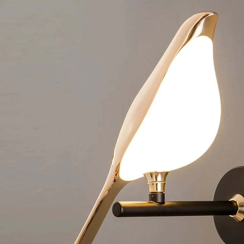 Vägglampa i fågelform, guld