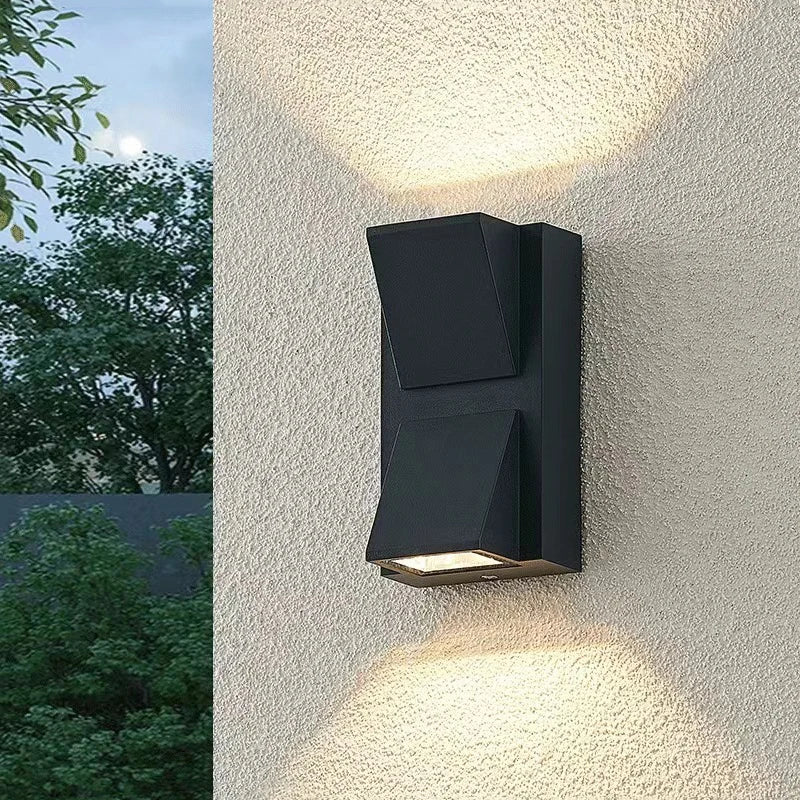 Vägglampa med ljus uppåt och nedåt