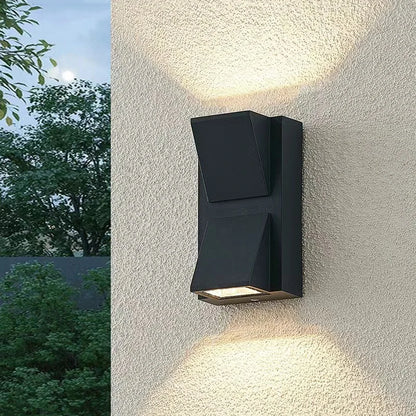 Vägglampa med ljus uppåt och nedåt