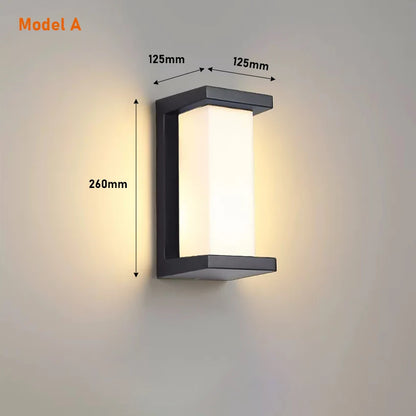 Vägglampa i aluminium med skärm