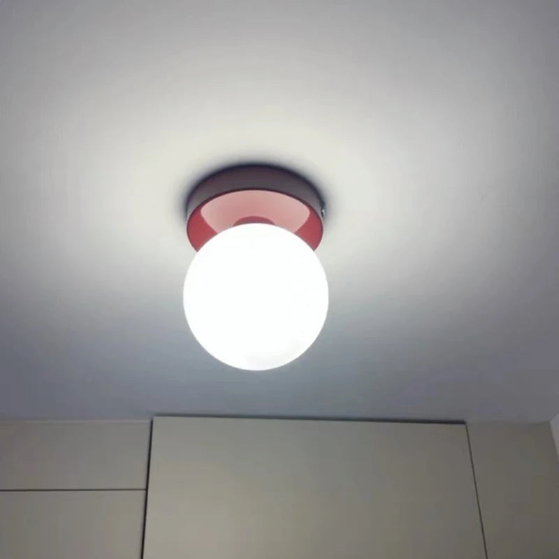 Rund vägglampa i macaronfärger