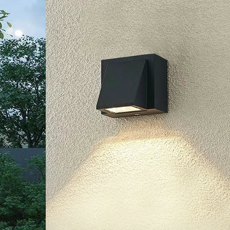 Vägglampa med ljus uppåt och nedåt