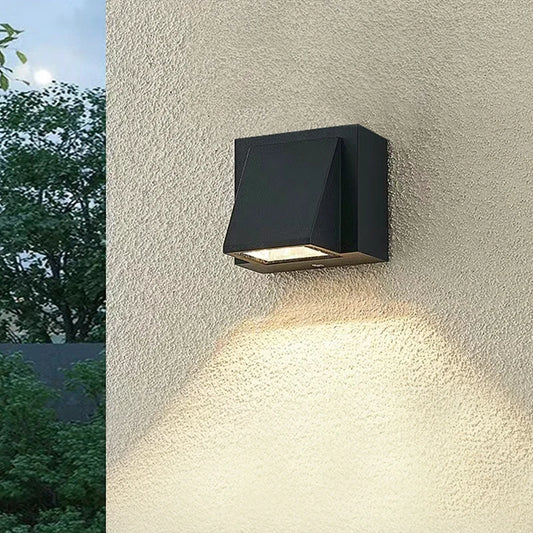 Vägglampa med ljus uppåt och nedåt