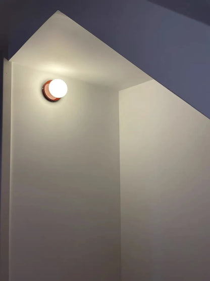 Rund vägglampa i macaronfärger