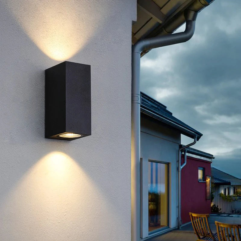 Dekorativ vägglampa för entré och uteplats